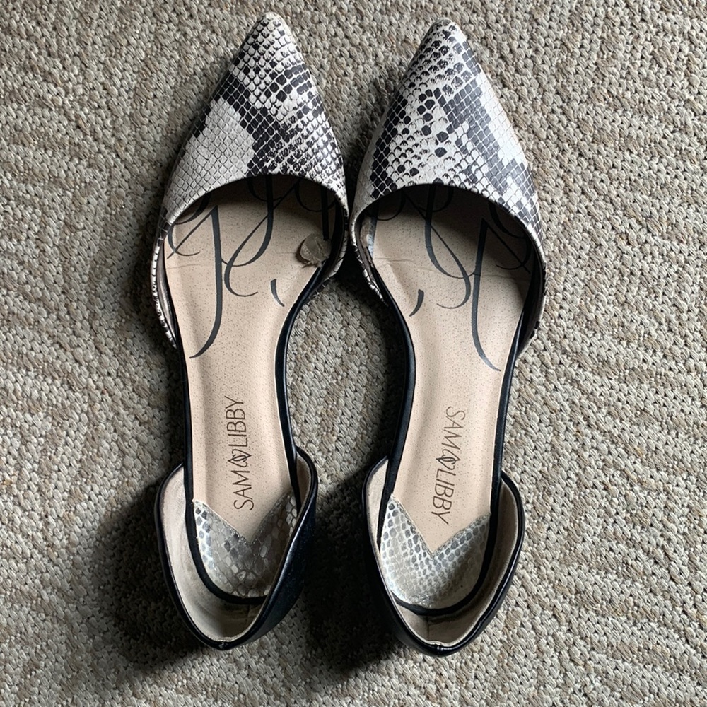 Faux snake skin pointed toe flat sandals size 9